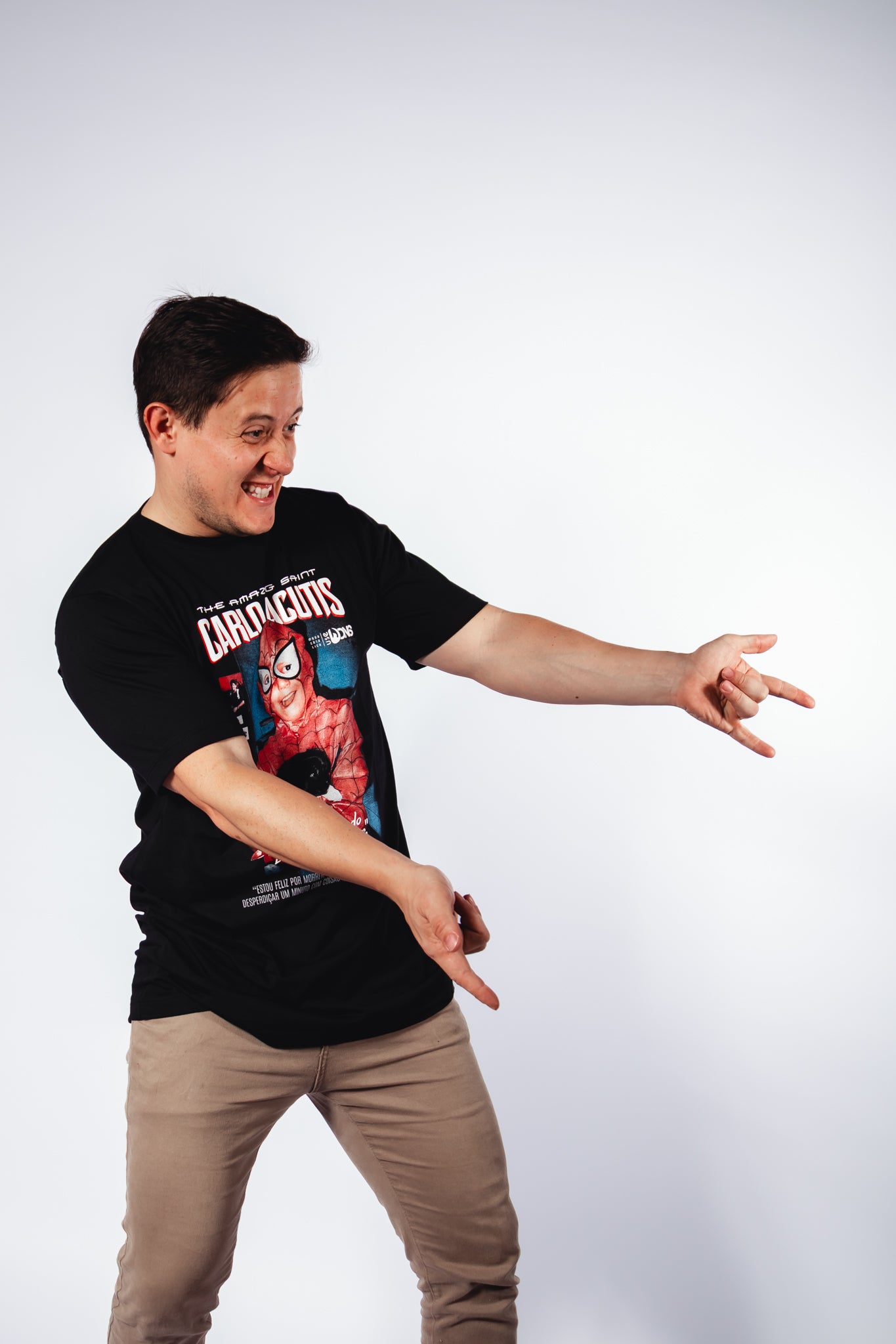 Camiseta São Carlo Acutis - Super Heroi cor preto