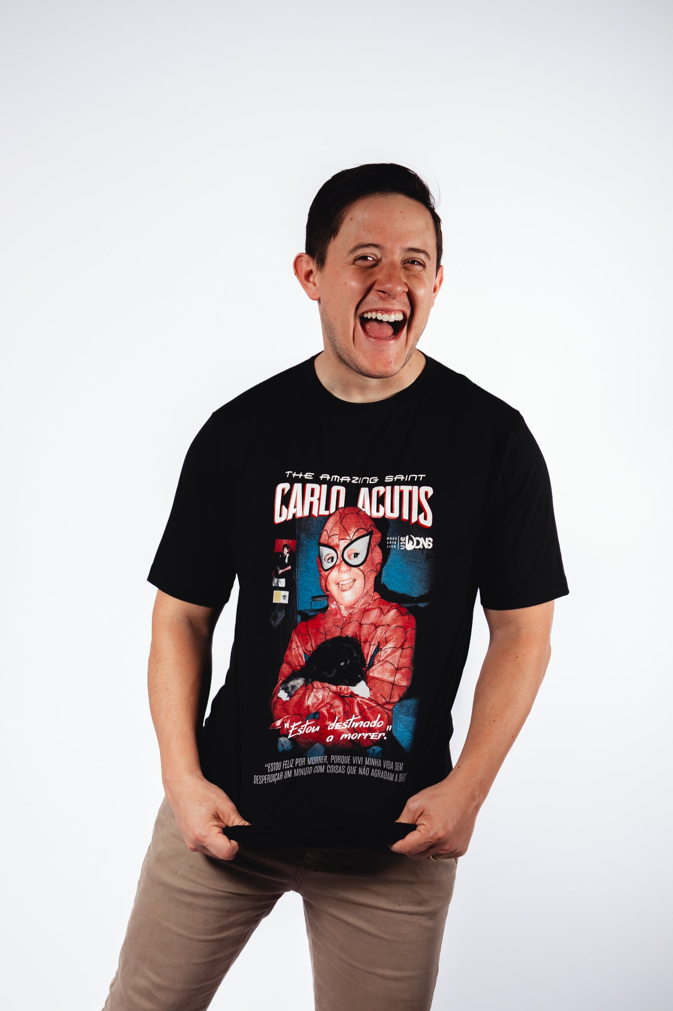 Camiseta São Carlo Acutis - Super Heroi cor preto