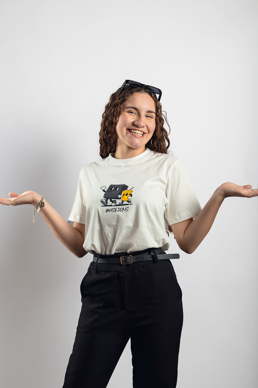 Camiseta Oversized Caixa Preta e Copo Amarelo - Off White ref 3217