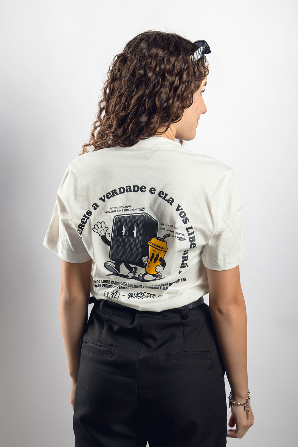 Camiseta Oversized Caixa Preta e Copo Amarelo - Off White ref 3217