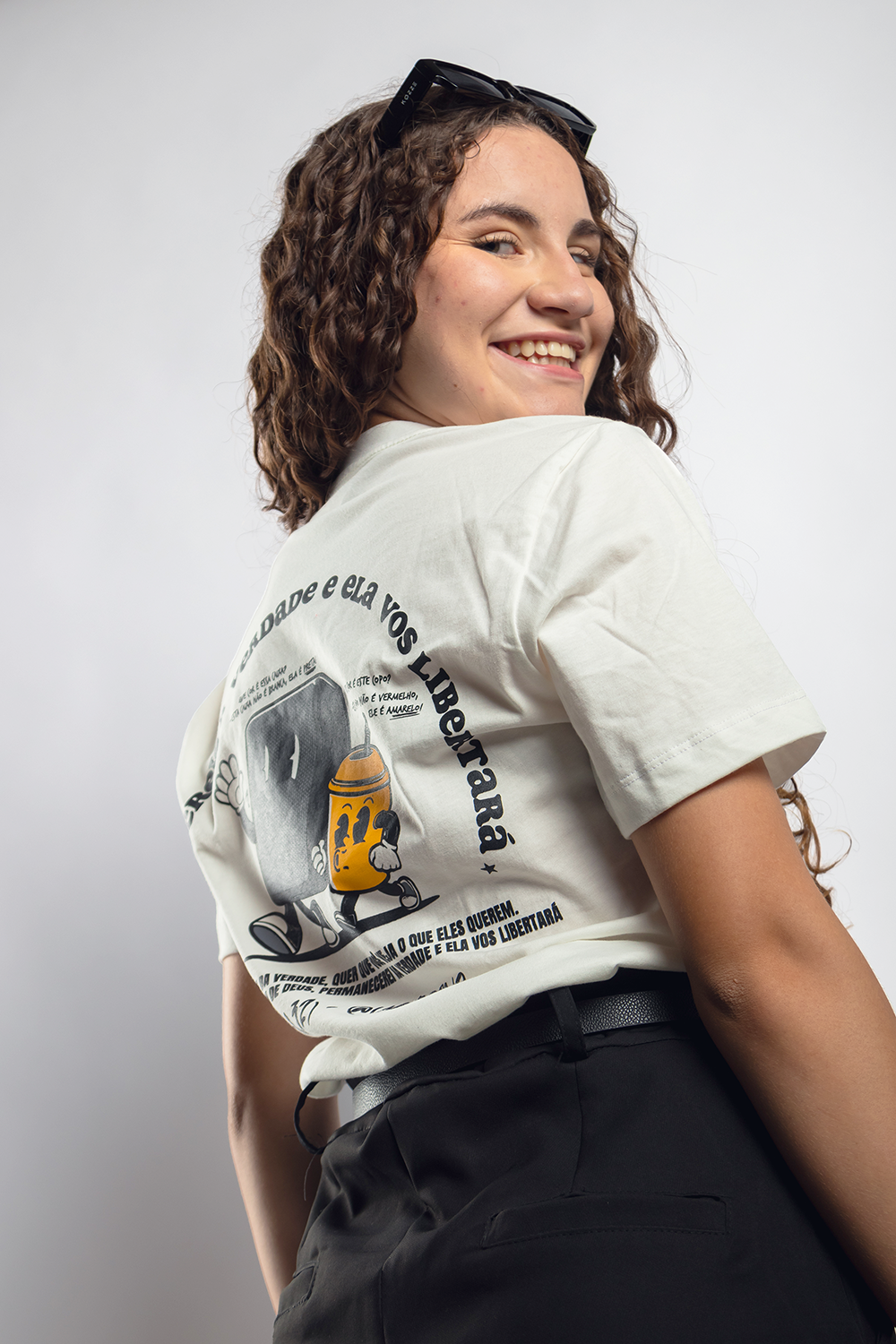 Camiseta Oversized Caixa Preta e Copo Amarelo - Off White ref 3217
