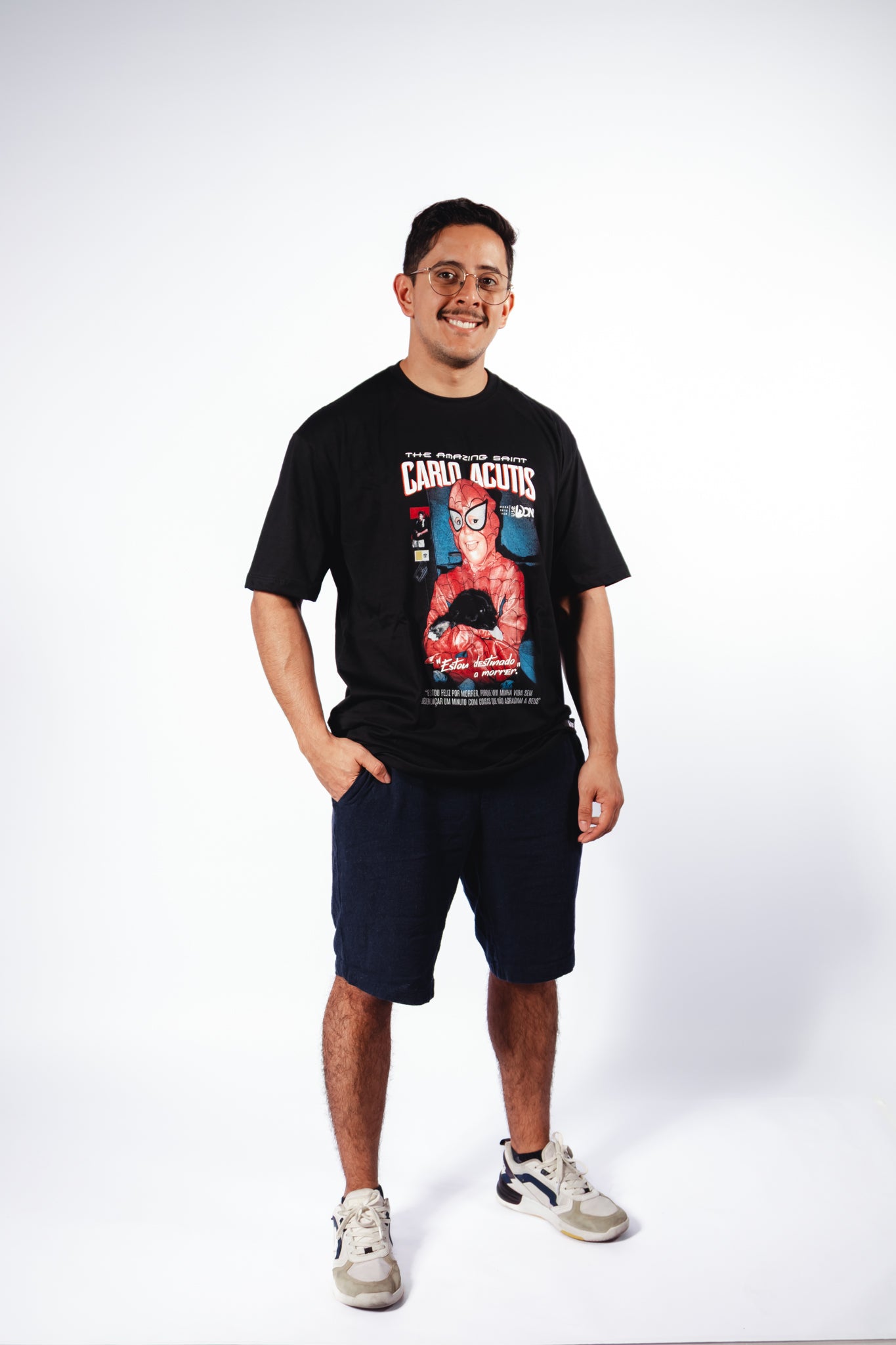 Camiseta Oversized São Carlo Acutis - Super Heroi cor preto