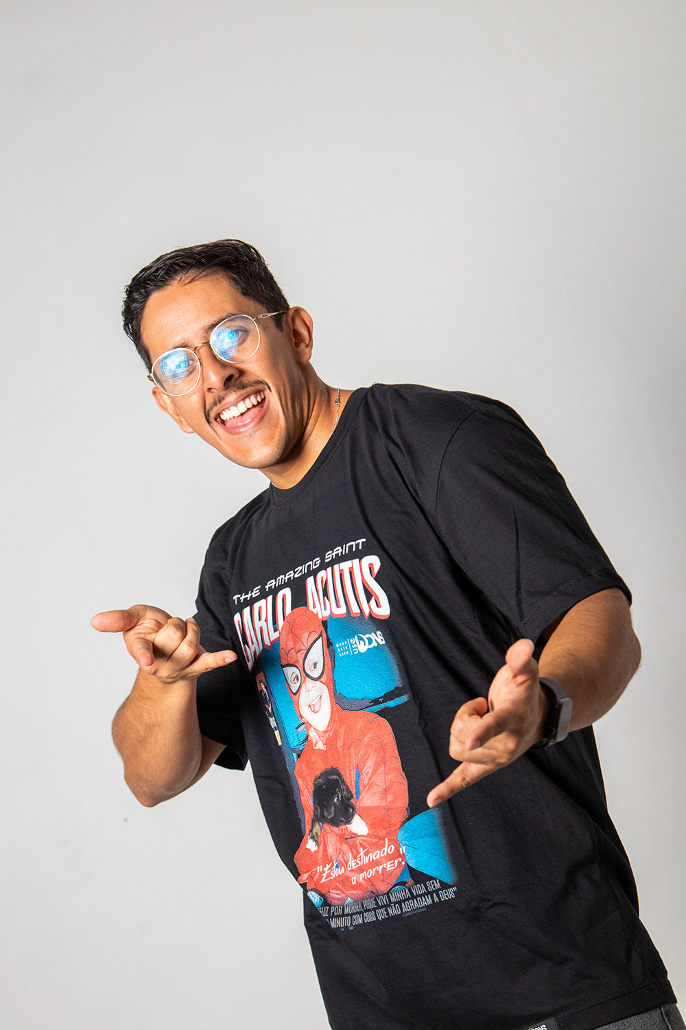 Camiseta Oversized São Carlo Acutis - Super Heroi cor preto