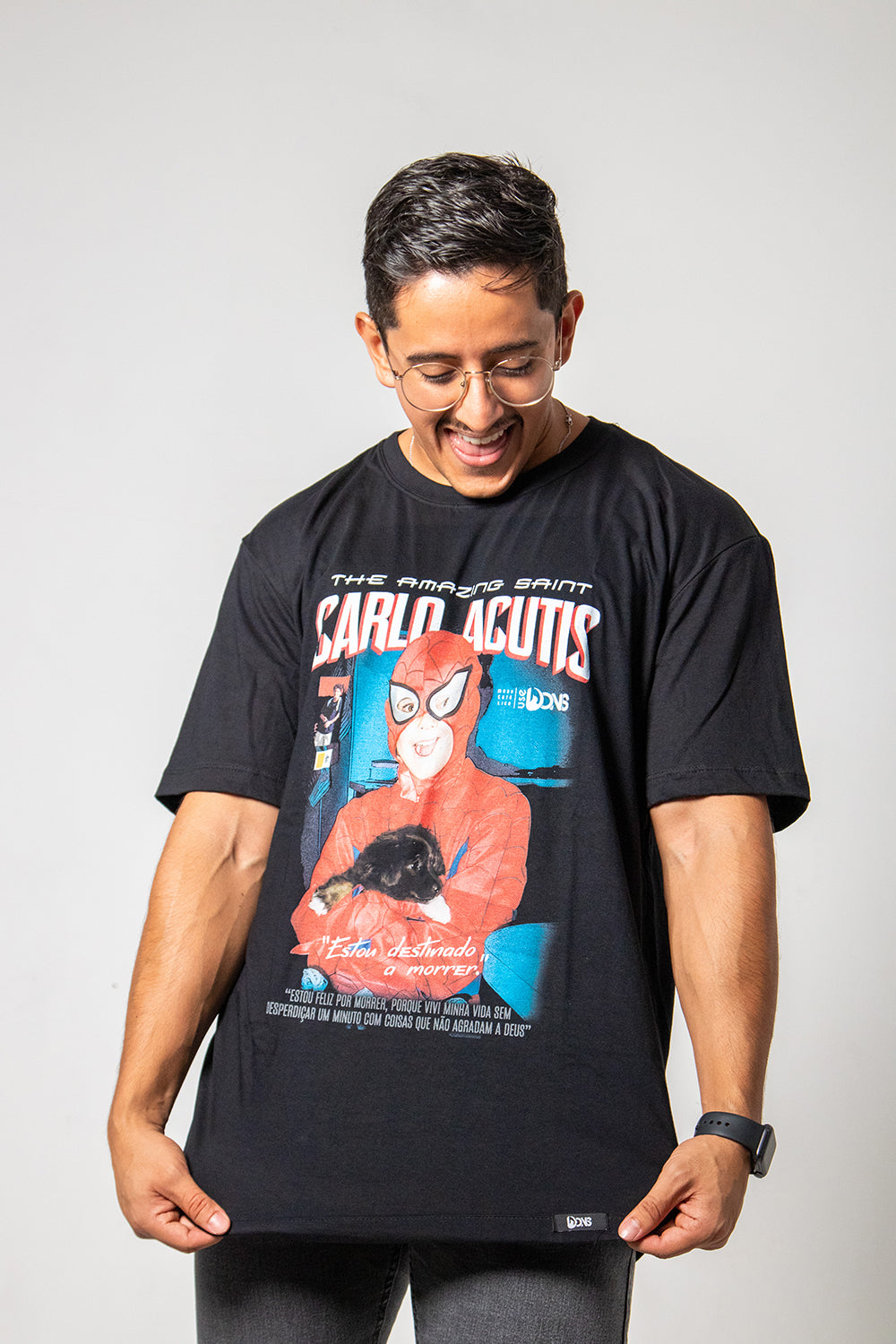 Camiseta Oversized São Carlo Acutis - Super Heroi cor preto